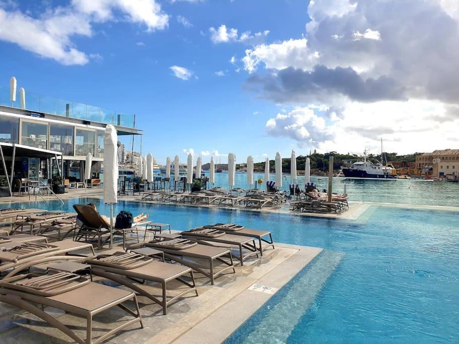 Prime Location Seaview Lux Apartment